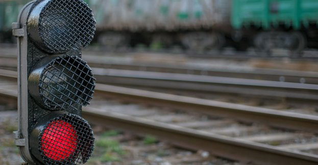 Zderzenie dwóch pociągów towarowych; jeden z maszynistów trafił do szpitala