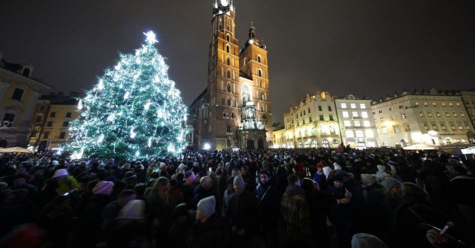 zdjęcie: Na Rynku Głównym w Krakowie rozbłysła 15-metrowa choinka / Kraków, 06.12.2025. Uroczyste rozświetlenie choinki na Rynku Głównym w Krakowie, 6 bm. Krakowska choinka to żywe drzewo iglaste o wysokości 15 metrów. Zdobi je 500 nietłukących się inkrustowanych baniek w kolorach złotym i srebrnym, z dodatkami nawiązującymi do liści akantu. (aldg) PAP/Łukasz Gągulski