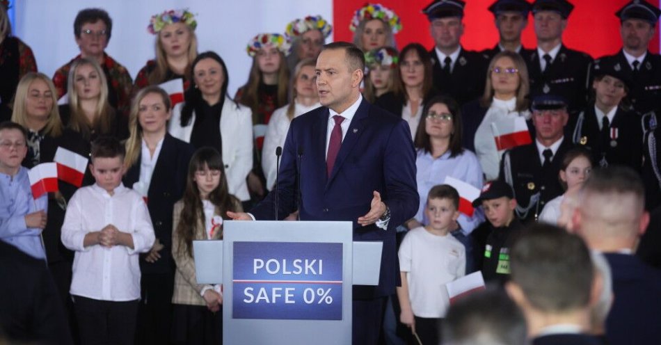 zdjęcie: Nawrocki: decyzje dot. polskiego bezpieczeństwa są decyzjami zwierzchnika sił zbrojnych, a nie Brukseli / Chmielnik, 13.03.2026. Prezydent RP Karol Nawrocki (C) podczas spotkania z mieszkańcami powiatu kieleckiego, 13 bm. w Chmielniku. (mr) PAP/Leszek Szymański