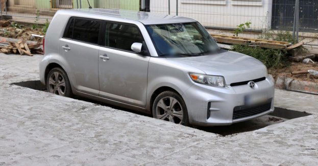 Zabetonowane auto nadal stoi i czeka na odholowanie