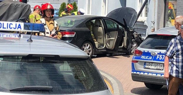 Kierowca wjechał na chodnik, potrącił pieszą i uderzył w ścianę kamienicy