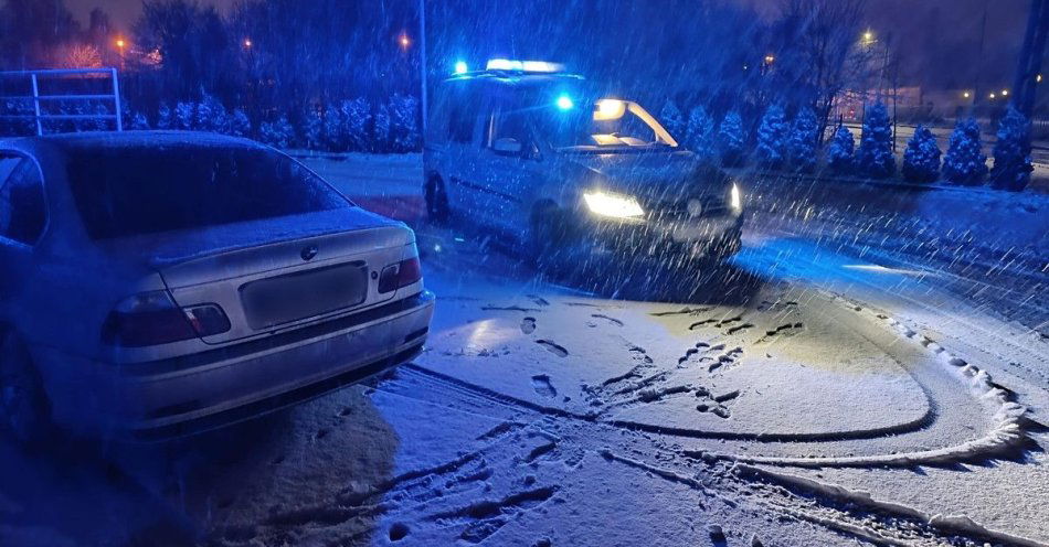 zdjęcie: Drift na śniegu w Łasku skończył się mandatami / fot. KPP w Łasku