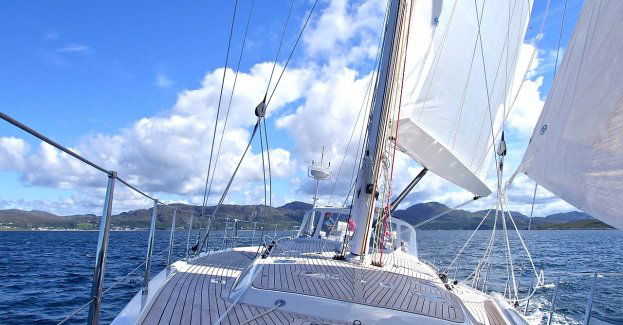 82-latek trafił do szpitala po wybuchu gazu na jachcie