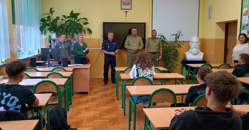 zdjęcie: Nowa klasa mundurowa w Zwoleniu zaczęła zajęcia z funkcjonariuszami / fot. KPP w Zwoleniu