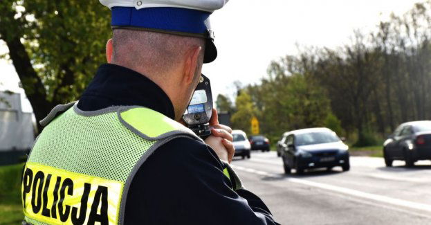 Kierowca BMW za nadmierną prędkosć w terenie zabudowanym otrzymał mandat, a na jego konto trafiło 13 punktów karnych, policjanci zatrzymali mu także
