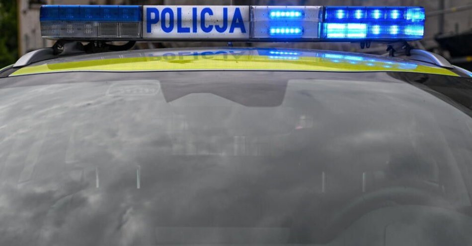 zdjęcie: Poznań: zwłoki leżały na ulicy; policja wyjaśnia, jak zginął 45-latek / Przemyśl, 19.06.2025. Policyjny radiowóz w Przemyślu, 19 bm. (dd/awol) PAP/Darek Delmanowicz