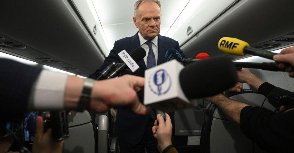 zdjęcie: Tusk po szczycie w Berlinie: widać jedność USA, Europy i Ukrainy wobec Rosji / Berlin, Niemcy, 15.12.2025. Premier Donald Tusk podczas wypowiedzi dla mediów na pokładzie samolotu rządowego, po spotkaniu przywódców Francji, Wielkiej Brytanii, Niemiec, Holandii i Włoch z prezydentem Ukrainy, 16 bm. w Berlinie. Spotkanie dot. kwestii zawieszenia broni na Ukrainie. (mr) PAP/Marcin Obara ***Do tego materiału zdjęciowego dostępna jest również depesza w systemie CSI, pt.: Szczyt w Berlinie: misja wojskowa kierowana przez Europę wśród uzgodnionych gwarancji bezpieczeństwa dla Ukra