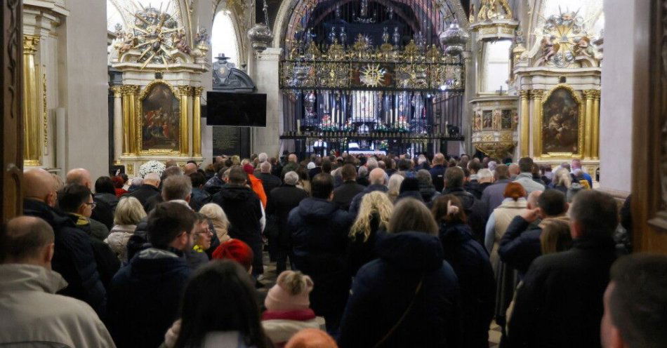 zdjęcie: Rocznik Kościoła 2024: frekwencja na mszach i liczba przystępujących do Komunii Św. lekko wzrosła / Częstochowa, 15.11.2025. Msza święta, w ramach zorganizowanej przez Caritas Pielgrzymki osób Bezdomnych, 15 bm. na Jasnej Górze. (mr) PAP/Waldemar Deska