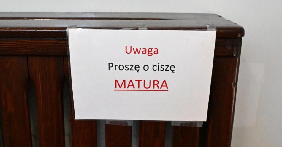 zdjęcie: W ostatnim dniu pisemnych matur egzaminy z języków mniejszości narodowych / Szczecin, 04.05.2026. Napis „Uwaga! Proszę o ciszę. Matura” podczas pisemnego egzaminu z języka polskiego na poziomie podstawowym w XIII Liceum Ogólnokształcącym w Szczecinie, 4 bm. Rozpoczęły się matury. Do egzaminów przystąpi około 344,8 tys. tegorocznych absolwentów liceów ogólnokształcących, techników i szkół branżowych II stopnia. Wraz z nimi egzaminy będą zdawać abiturienci z wcześniejszych roczników. (mb/mgut) PAP/Marcin Bielecki