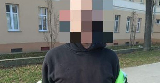 Dzierżoniowscy policjanci zatrzymali mężczyzn, którzy dokonali kradzieży kurtki z poczekalni przychodni dentystycznej
