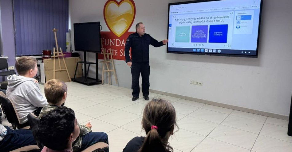 zdjęcie: Dzieci uczą się zasad ruchu na zajęciach o karcie rowerowej / fot. KPP Pińczów