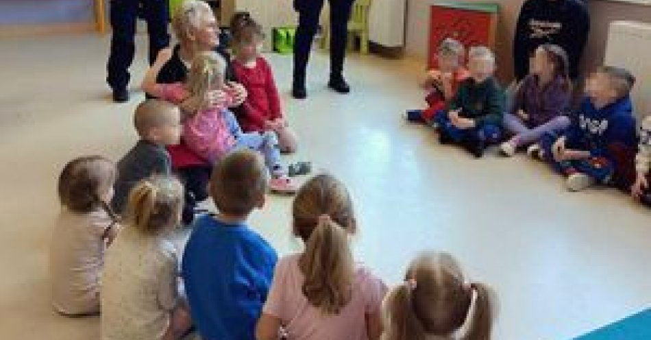 zdjęcie: Pies Bruno z dzielnicowymi odwiedził przedszkolaków / fot. KPP w Kartuzach