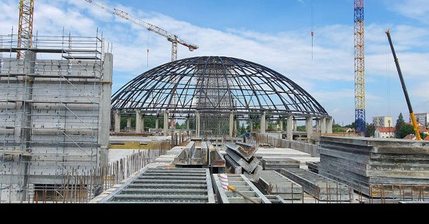 Startuje budowa poszycia dachu Uranii