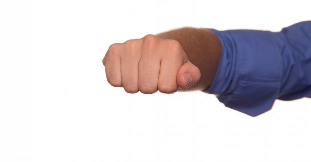 Policjanci zatrzymali 18-latka, który złamał nos rówieśnikowi