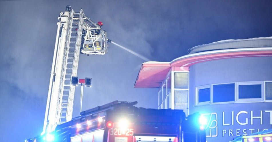 zdjęcie: Małopolskie: płonie hala magazynowa w Skawinie, straż zaleca zamknięcie okien / Skawina (pow. krakowski), 24.11.2025. Akcja gaszenia pożaru hali magazynowej przy ul. Torowej w Skawinie, 24 bm. W hali o wymiarach 15 na 100 metrów przechowywany jest m.in. sprzęt oświetleniowy. W akcji uczestniczy ok. 100 strażaków i 22 samochody gaśnicze. Z powodu dużego zadymienia straż pożarna zaleca mieszkańcom zamknięcie okien i niezbliżanie się w okolice pożaru. (jm) PAP/Art Service ***Do tego materiału zdjęciowego dostępna jest również depesza w systemie CSI, pt.: Małopolskie/ Płonie ha