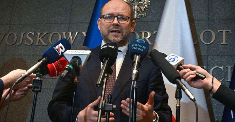 zdjęcie: Przydacz: prezydent Nawrocki otrzymał od prezydenta Trumpa zaproszenie do Rady Pokoju / Warszawa, 19.01.2026. Szef Biura Polityki Międzynarodowej w KPRP Marcin Przydacz podczas konferencji prasowej na lotnisku w Warszawie, przed wylotem prezydenta RP Karola Nawrockiego do Davos na Światowe Forum Ekonomiczne. (mr) PAP/Piotr Nowak