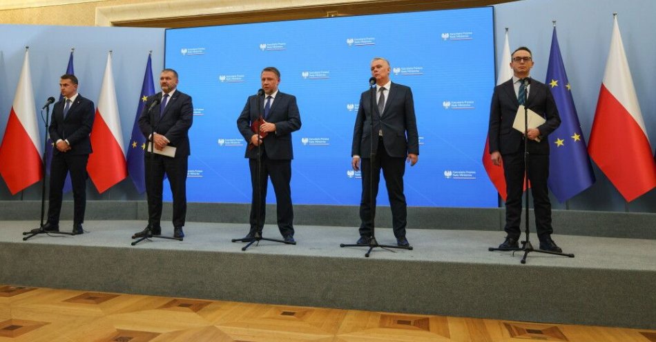 zdjęcie: Kierwiński: zabezpieczono materiał dowodowy, który pozwoli na zidentyfikowanie sprawców aktu dywersji / Warszawa, 17.11.2025. Ministrowie: spraw wewnętrznych i administracji Marcin Kierwiński (3L), koordynator służb specjalnych Tomasz Siemoniak (2P), sprawiedliwości Waldemar Żurek (2L), infrastruktury Dariusz Klimczak (P) oraz rzecznik rządu Adam Szłapka (L) na konferencji prasowej w siedzibie Kancelarii Prezesa Rady Ministrów w Warszawie, 17 bm. Na trasie Warszawa-Lublin doszło do dwóch aktów dywersji; podczas pierwszego z nich eksplozja ładunku wybuchowego zniszczyła tor kolejowy, co zdaniem pre