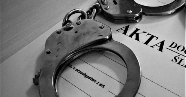 Zastąpił wystawowy telefon uszkodzonym modelem i został zatrzymany