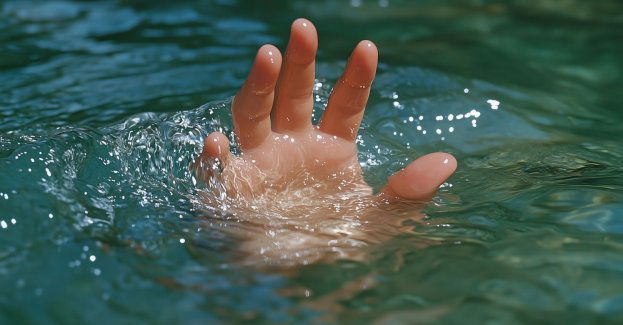 Policjanci wyjaśniają przyczyny utonięcia mężczyzny w stawie