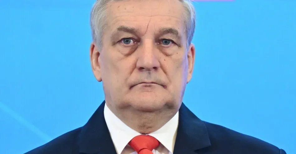 zdjęcie: Wiceszef MSWiA: zakładamy, że w poniedziałek zidentyfikujemy wszystkie ofiary wypadku na Węgrzech / Warszawa, 23.02.2026. Wiceminister spraw wewnętrznych i administracji Wiesław Szczepański na konferencji prasowej w siedzibie KPRM w Warszawie, 23 bm. (amb) PAP/Radek Pietruszka