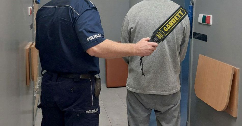 zdjęcie: Podpalenie sklepu w Grodzisku. 29 letni mężczyzna aresztowany / fot. KPP w Grodzisku Mazowieckim Policjant z zatrzymanym mężczyzną