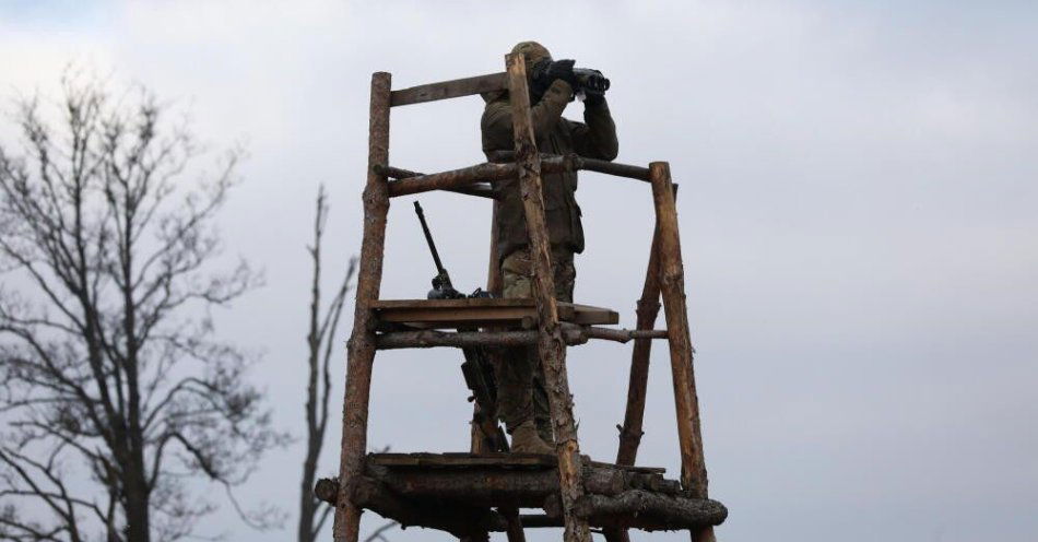 zdjęcie: SG: obiekty, które wleciały do Polski z kierunku Białorusi to prawdopodobnie balony przemytnicze / Świsłoczany, 24.12.2025. Żołnierz podczas patrolu na pasie granicznym między Polską a Białorusią, 24 bm. w miejscowości Świsłoczany. Z okazji wigilii Świąt Bożego Narodzenia prezydent RP spotkał się z żołnierzami i funkcjonariuszami SG stacjonujący na wschodniej granicy Polski. (doro) PAP/Artur Reszko