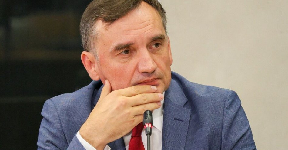 zdjęcie: Sondaż dla RMF FM: 52 proc. badanych popiera działania rządu ws. postawienia Ziobry przed sądem / Warszawa, 29.09.2025. Wezwany w charakterze świadka, poseł PiS, były minister sprawiedliwości Zbigniew Ziobro zeznaje przed sejmową Komisją śledczą ds. inwigilacji systemem Pegasus, 29 bm. w Sejmie w Warszawie. (mr) PAP/Paweł Supernak