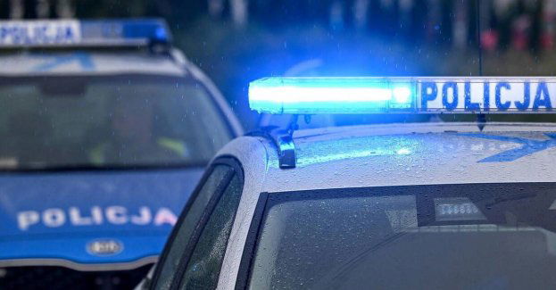 Jechał motocyklem bez uprawnień, mając blisko dwa promile alkoholu w organizmie, bez świateł, a jego pasażer oświetlał mu drogę latarką.