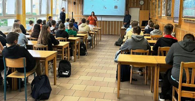 Policjanci we współpracy z fundacją czas wolności edukowali młodzież