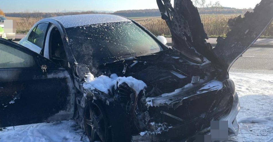zdjęcie: Pożar mercedesa na Młodzieżowej. Kierowca bez OC / fot. KPP w Wodzisławiu Śląskim