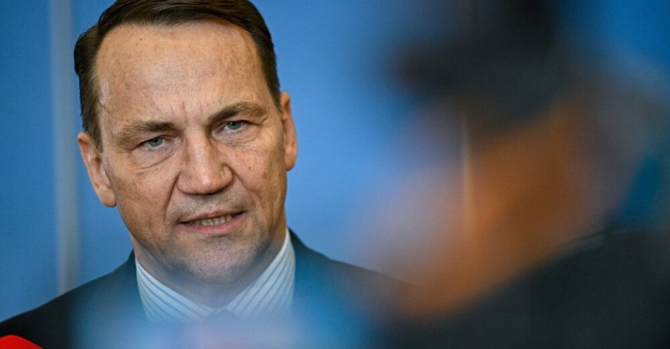 zdjęcie: Sikorski zwołał spotkanie ministrów spraw zagranicznych Rady Państw Morza Bałtyckiego / Bruksela, Belgia, 03.12.2025. Wicepremier, minister spraw zagranicznych RP Radosław Sikorski na konferencji prasowej po spotkaniu ministrów spraw zagranicznych państw NATO, 3 bm. w Brukseli. (amb) PAP/Wiktor Dąbkowski