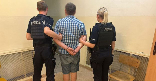 Policjanci zatrzymali 51-latka, który wbiegł na podwórko sąsiada z nożami