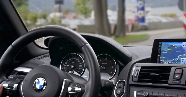 Niebezpieczna sytuacja na przejściu dla pieszych… volkswagen się zatrzymał, a bmw pojechało dalej!