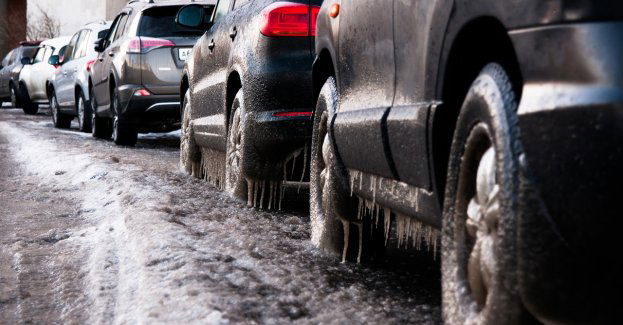 Nie oczyścił z lodu swojego pojazdu, przez co spowodował zagrożenie w ruchu drogowym. Został ukarany wysokim mandatem