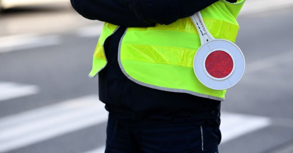 zdjęcie: Podczas długiego weekendu na drogach więcej policji. Sprawdzana będzie prędkość i stan trzeźwości kierujących / fot. PAP