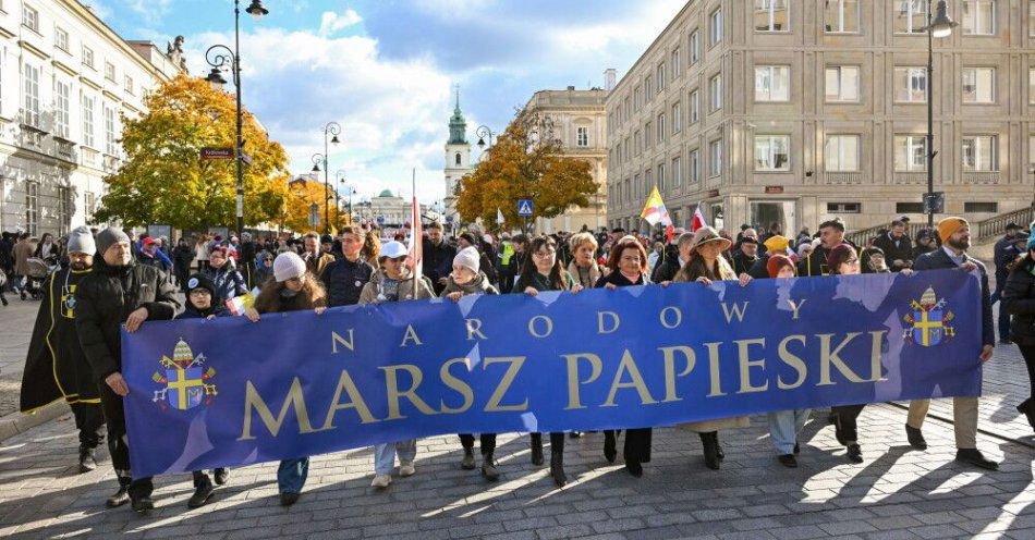 zdjęcie: W Warszawie trzeci Narodowy Marsz Papieski - w tym roku pod hasłem „W górę serca!” / Warszawa, 19.10.2025. Uczestnicy III Narodowego Marszu Papieskiego na Krakowskim Przedmieściu w Warszawie, 19 bm. Tegoroczny marsz odbywa się pod hasłem „Sursum Corda! - W górę serca!”. (jm) PAP/Radek Pietruszka