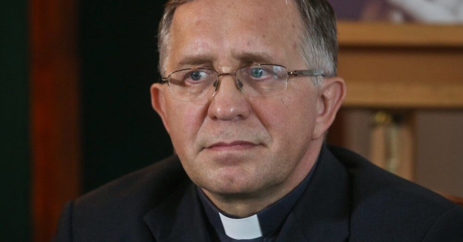 zdjęcie: Ks. prof. Naumowicz: kult ks. Popiełuszki jest fenomenem światowym / Warszawa, 15.10.2014. Ks. prof. dr hab. Józef Naumowicz z UKSW podczas konferencji prasowej nt.