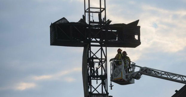 Warszawa: spłonął krzyż sprzed kościoła na Mokotowie