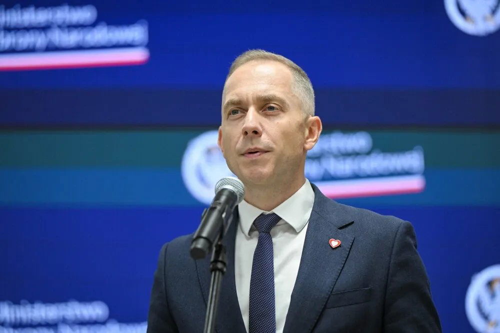 zdjęcie: Wiceszef MON: wojna toczy się bardzo blisko polskiej granicy; niedzielne ataki pokazują to dobitnie / Warszawa, 03.09.2026. Sekretarz stanu w Ministerstwie Obrony Narodowej Cezary Tomczyk na konferencji prasowej w Wojskowym Centrum Edukacji Obywatelskiej w Warszawie, 3 bm. Podczas wydarzenia podpisano umowę pomiędzy WAT a spółką Polimex-Mostostal na wykonanie pierwszego mostu składanego MSC 23-150 „CIS”. (amb) PAP/Marcin Obara