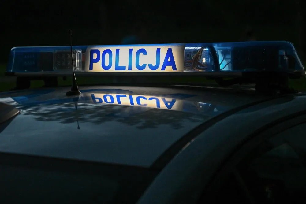zdjęcie: Policja i prokuratura: w całym kraju trwają przeszukania w śledztwie dotyczącym Gromda Fight Club / Rzeszów, 01.08.2025. Policyjny radiowóz w Rzeszowie, 1 bm. PAP/Darek Delmanowicz
