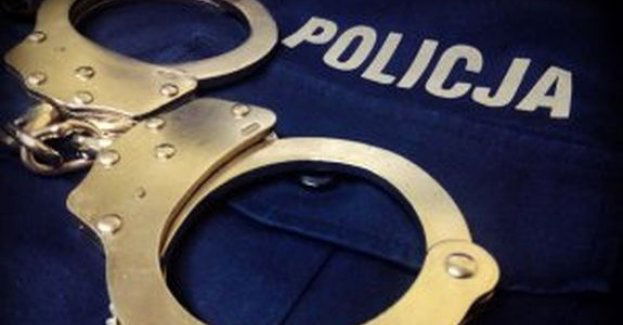 Poszukiwany przed policjantami ukrył się w … wychodku