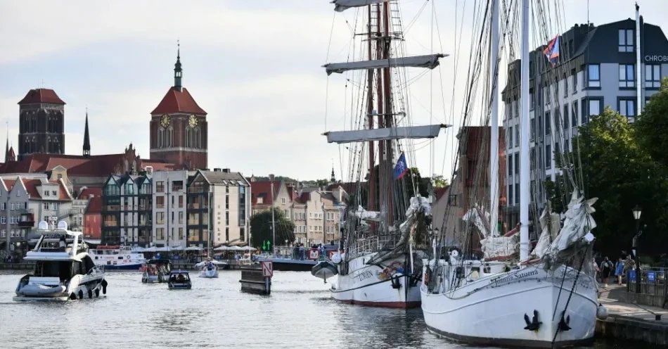 zdjęcie: Sobotnia Parada Żaglowców Baltic Sail Gdańsk odwołana / Gdańsk, 07.07.2023. Parada żaglowców w ramach 27. międzynarodowego zlotu Baltic Sail Gdańsk, 7 bm. w Gdańsku. Baltic Sail Gdańsk to wydarzenie, które gromadzi entuzjastów żeglarstwa, miłośników tradycji morskiej i ciekawych obserwatorów z całego świata. (sko) PAP/Adam Warżawa