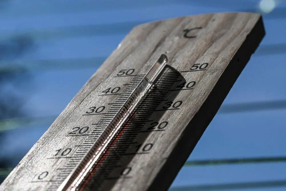 zdjęcie: Do piątku ochłodzenie w całym kraju; w sobotę powrót upałów i temperatura do 34 st. C / Przemyśl, 19.06.2024. Termometr w Przemyślu, 19 bm. Biuro Prognoz Meteorologicznych IMGW-PIB w Warszawie wydało ostrzeżenie przed upałami. Dzisiaj temperatura maksymalna w dzień od 30°C do 33°C. (dd/zkoc) PAP/Darek Delmanowicz
