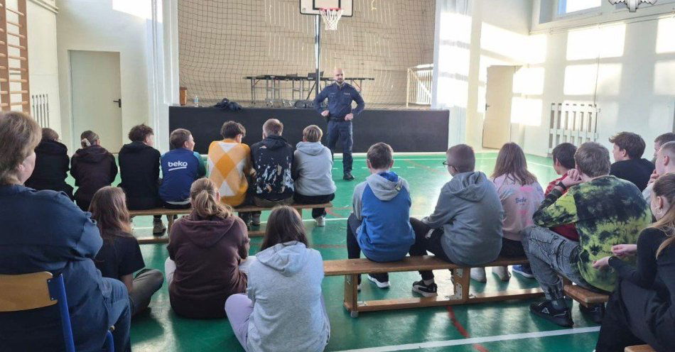 zdjęcie: Ósmoklasiści w Żorach o narkotykach i uzależnieniach / fot. KMP w Żorach