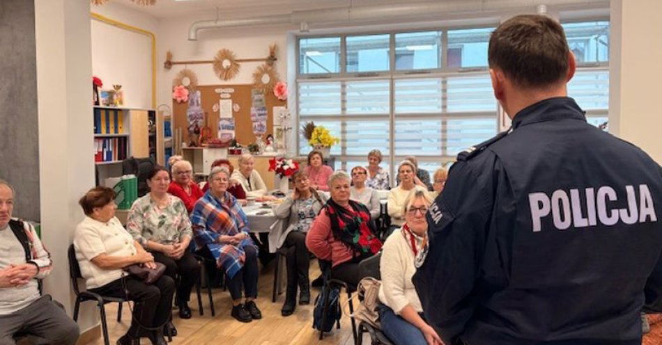 zdjęcie: Seniorzy w Prabutach uczą się jak unikać oszustw i być widoczni / fot. KPP w Kwidzynie