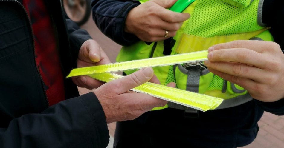 zdjęcie: Jesień na drogach: noś odblaski i bądź widoczny / fot. KPP Siemiatycze