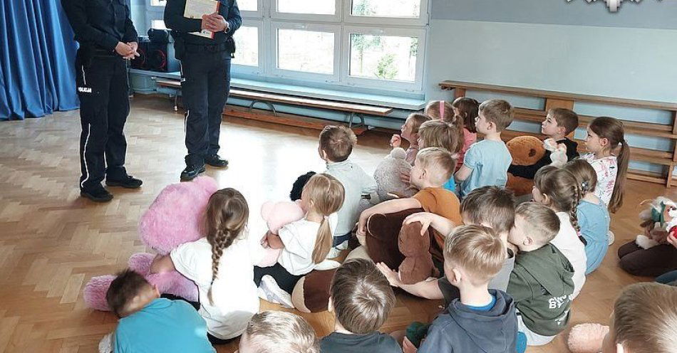 zdjęcie: Przedszkolaki z powiatu oleskiego uczą się ratować życie / fot. KPP Olesno