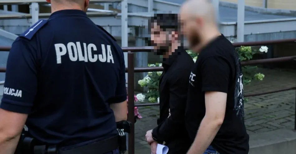 zdjęcie: Sąd przedłużył o miesiąc areszt dla youtubera Stuu / Warszawa, 20.08.2026. Youtuber Stuart K.-B., znany jako Stuu (2P) wyprowadzany z Sądu Rejonowego Warszawa Mokotów w Warszawie, 20 bm. Sąd zadecydował o utrzymaniu aresztu tymczasowego wobec youtubera. Stuart K.-B. jest podejrzany o przestępstwa o charakterze seksualnym oraz rozpijanie małoletnich. (jm) PAP/Paweł Supernak