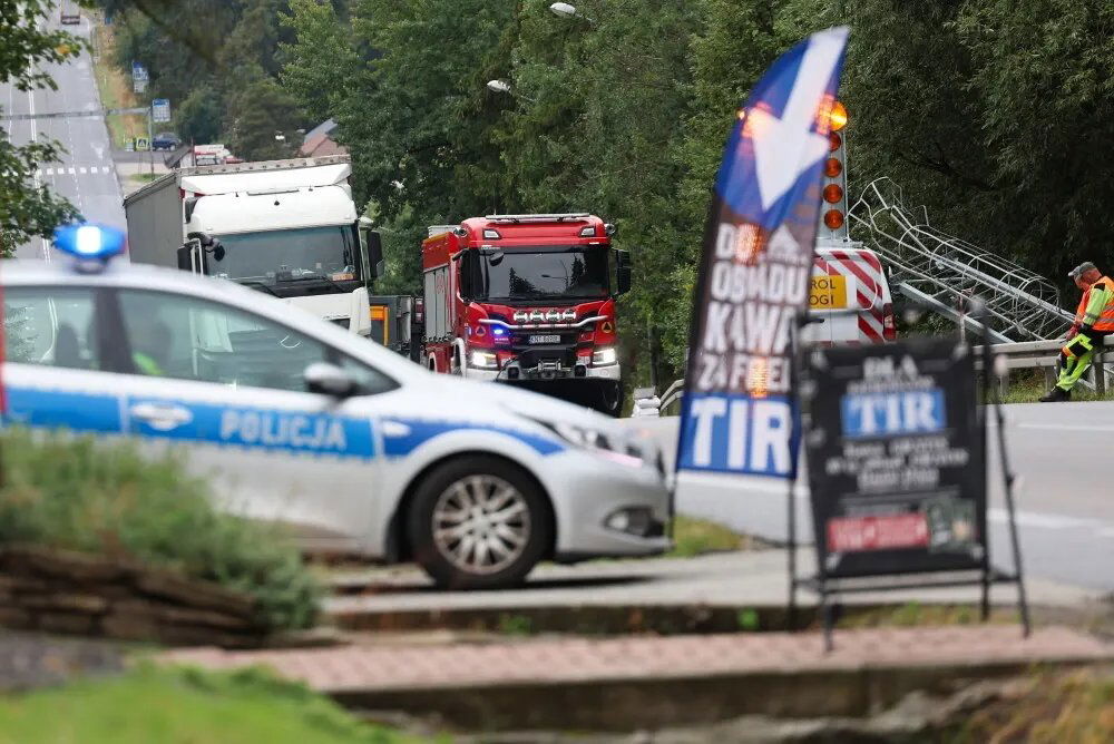 zdjęcie: Małopolskie: przejście graniczne w Chyżnem ponownie przejezdne po wypadku ciężarówki / Chyżne, 10.09.2026. Przejście graniczne ze Słowacją w Chyżnem zablokowane z powodu wypadku, 10 bm. Ciężarówka najechała na bramownicę systemu e-TOLL i przewróciła się w poprzek jezdni. Jedna osoba została ranna. Przejście graniczne Chyżne–Trstena jest jednym z głównych połączeń drogowych między Polską a Słowacją. (ad) PAP/Grzegorz Momot