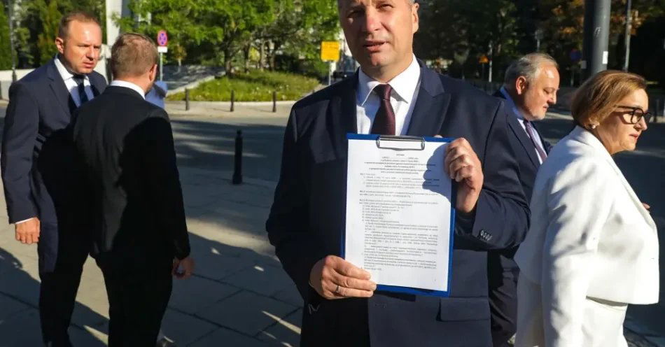 zdjęcie: Czarnek: PiS składa projekt ustawy o wyjściu Polski z ETS / Warszawa, 10.06.2026. Wiceprezes PiS Przemysław Czarnek (C) podczas konferencji prasowej pod Pomnikiem AK w Warszawie, 10 bm. (jm) PAP/Tomasz Gzell
